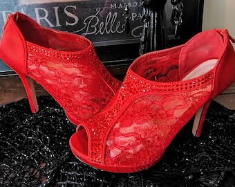 ZAPATOS DE ENCAJE ROJO. Tacones altos, empeine sexy, pedrería, satén, talla 8 de mujer. Boda de vampiro. Letras escritas a mano de Vamplified.