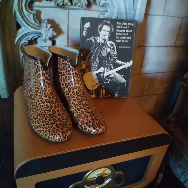 ROCKER'S RAIN BOOTS: 9 Women's rubber slip on booties. Leopard animal print. Black soles. Rock 'N' Roll. Celebrity fashion. Safari vacation.