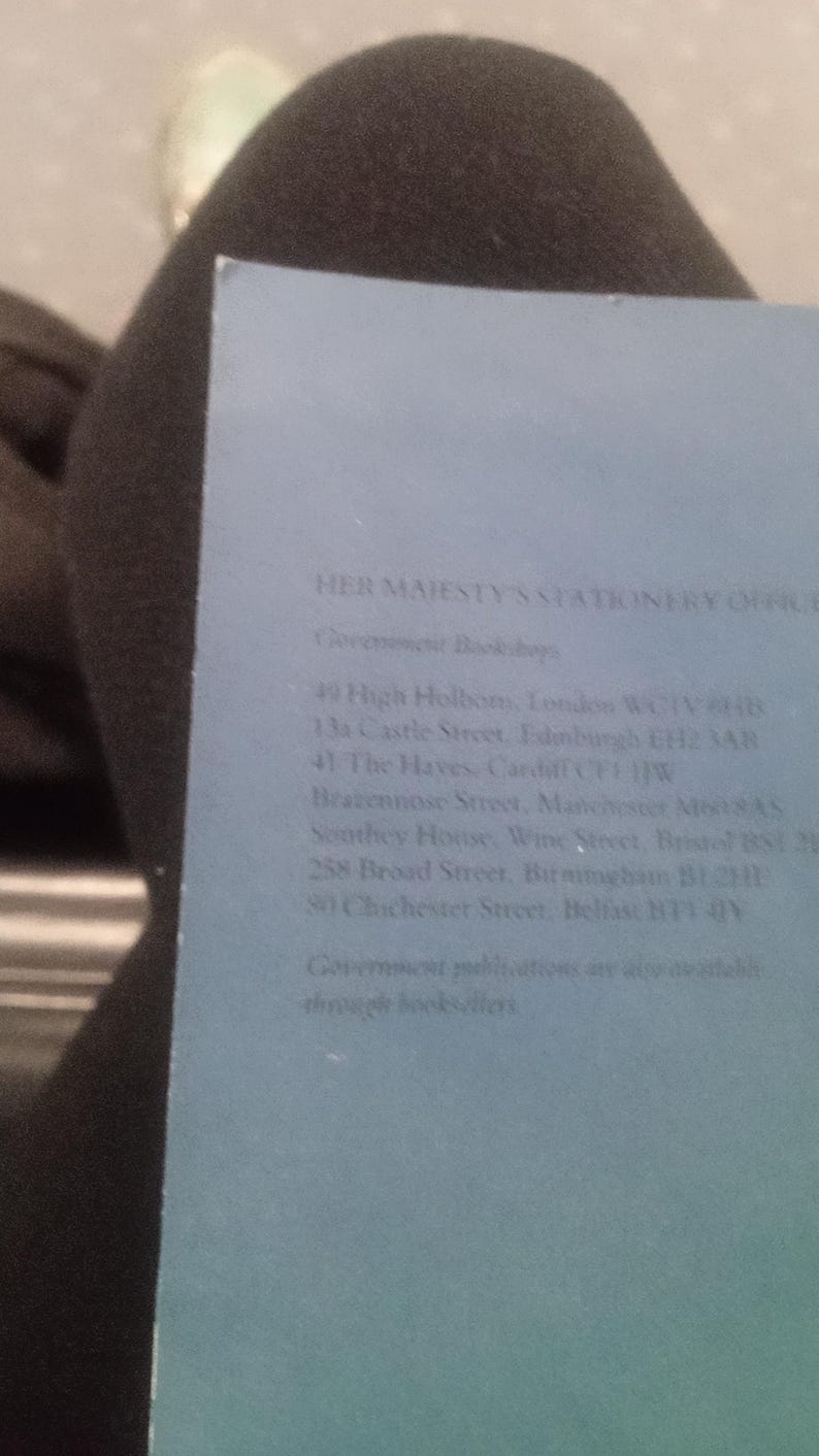 Puede incluir: Primer plano de una cubierta de libro azul con el texto "HER MAJESTY'S STATIONERY OFFICE" y varias l&iacute;neas de texto debajo, incluidas direcciones de librer&iacute;as gubernamentales en el Reino Unido.