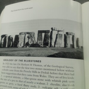 Puede incluir: Fotograf&iacute;a en blanco y negro de Stonehenge, un monumento prehist&oacute;rico. La imagen muestra el c&iacute;rculo de piedra desde la distancia, con el texto "The Circle from the north-west" en la parte superior de la p&aacute;gina. El texto "GEOLOGY OF THE BLUESTONES" tambi&eacute;n es visible.
