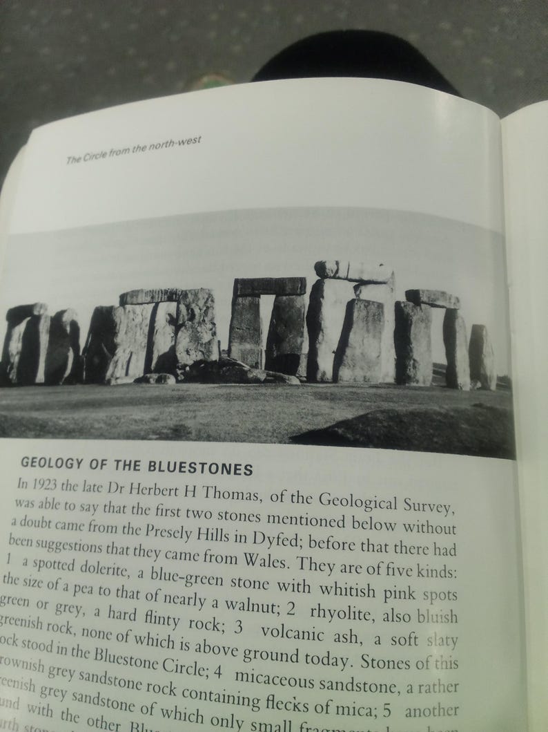 Puede incluir: Fotograf&iacute;a en blanco y negro de Stonehenge, un monumento prehist&oacute;rico. La imagen muestra el c&iacute;rculo de piedra desde la distancia, con el texto "The Circle from the north-west" en la parte superior de la p&aacute;gina. El texto "GEOLOGY OF THE BLUESTONES" tambi&eacute;n es visible.