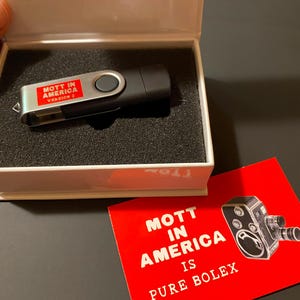 MOTT in AMERICA version 2. Otroligt förbättrad på USB-minne! Video från Amerikaturnén från 1974 av Morgan Fisher. Signerad. Fri frakt!