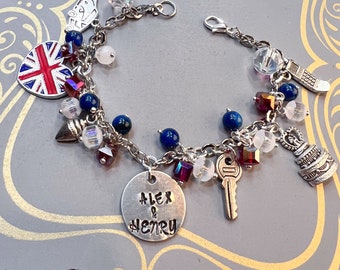 Op de afbeelding: Een zilveren armband met verschillende bedels, waaronder een Union Jack, een sleutel, een kroon en een bedel met de tekst "Alex & Henry".