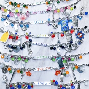 Pulseras con cargas inspiradas en personajes de anime de skate