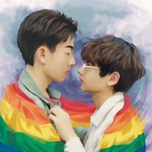 Puede incluir: Dos personas están de pie cerca una de la otra, mirándose. Ambas sonríen y parecen estar enamoradas. Están envueltas en una bandera arcoíris del orgullo, que simboliza la comunidad LGBTQ+.