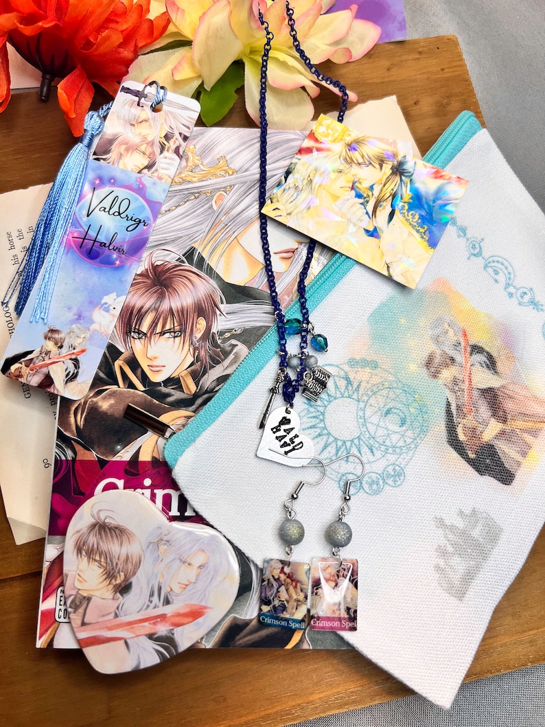 以下が含まれることがあります： 青い縁取りのある白いキャンバス地のポーチと、