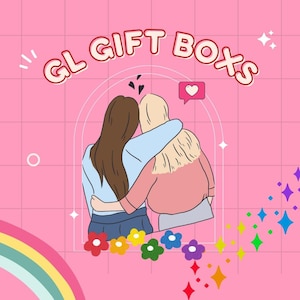 Pode incluir: Duas pessoas com cabelo comprido se abraçam em um arco rosa e branco. O texto "GL GIFT BOXES" está acima do arco. Há flores arco-íris e estrelas no fundo.
