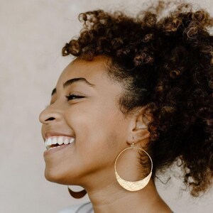 Chunky Hoops Gol, argolas grandes crescentes, argolas de latão, argolas planas, argolas para o dia a dia, mini argolas grossas, brincos de argola em ouro 14kt