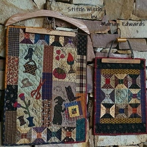 Puede incluir: Dos tapices de pared acolchados con temática de Halloween. El más grande presenta una bruja, un gato, un pájaro, una calabaza y otras imágenes otoñales. El más pequeño es un patrón de bloques simple con un corazón en el centro. Ambos tapices están enmarcados en madera marrón y tienen un aspecto rústico.