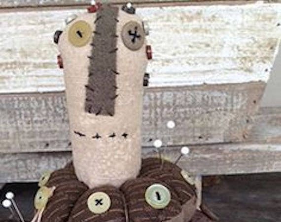 Pattern: Miss Betty Buttons Pattern by Briar Root Primitives