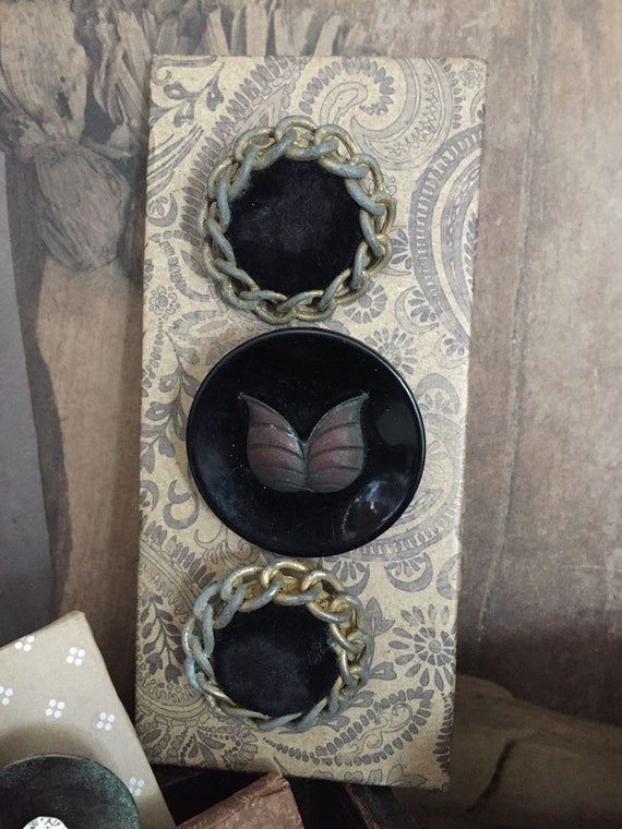 Notions: Antique Vintage Buttons on Decorative Card Set/ 3