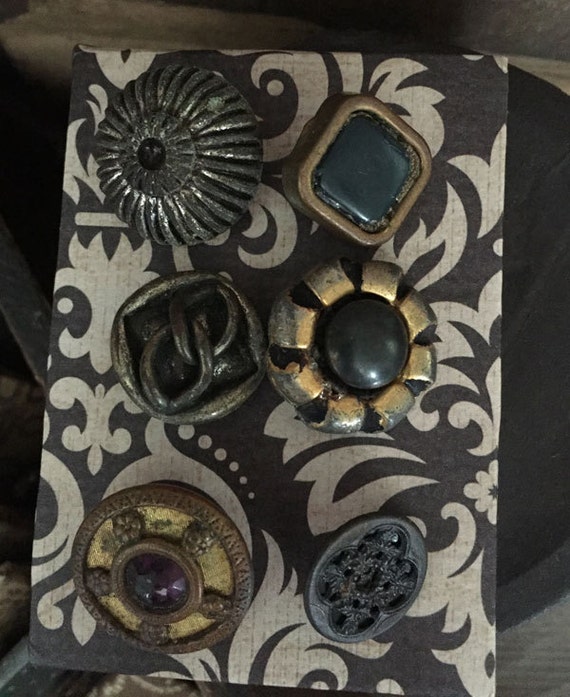 Notions: Antique Vintage Buttons on Decorative Card Set/ 6