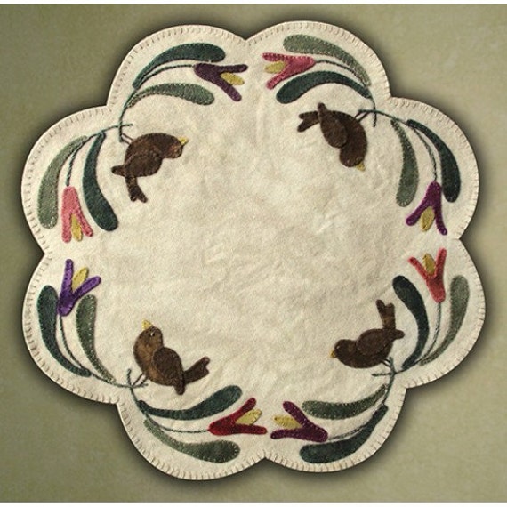 Pattern: Birds Of A Feather Table Mat by Primitive Gatherings
