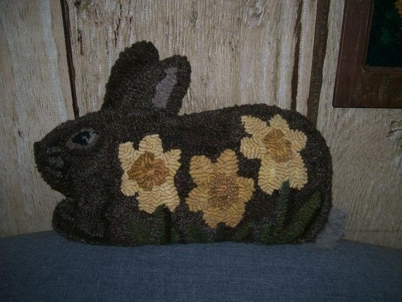 Pattern: Hooked Rug Daffodil Bunny by Hooked on Primitives
