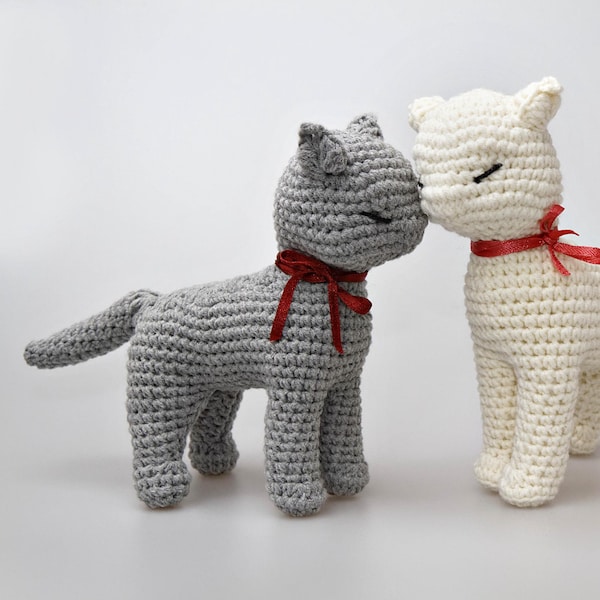 Wzór szydełkowy na stojącego kota: realistyczna rzeźba kociaka amigurumi bez szycia (do pobrania w formacie PDF)
