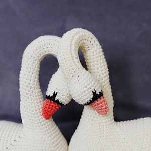 Élégant motif cygne au crochet : centre de table de mariage amigurumi réaliste sans couture (téléchargement PDF)