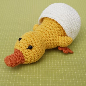 Entchen in der Eierschale, Amigurumi Häkelmuster, Oster Häkelmuster, Häkelmuster, Oster Häkelmuster, Häkelmuster, Amigurumi Ente, Muster für Spielzeug, Häkeln für Kinder