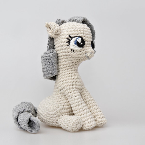 Wzór szydełkowy na siedzącego kucyka Pony: bezszwowa zabawka amigurumi z kreskówkowymi oczami (do pobrania w formacie PDF)