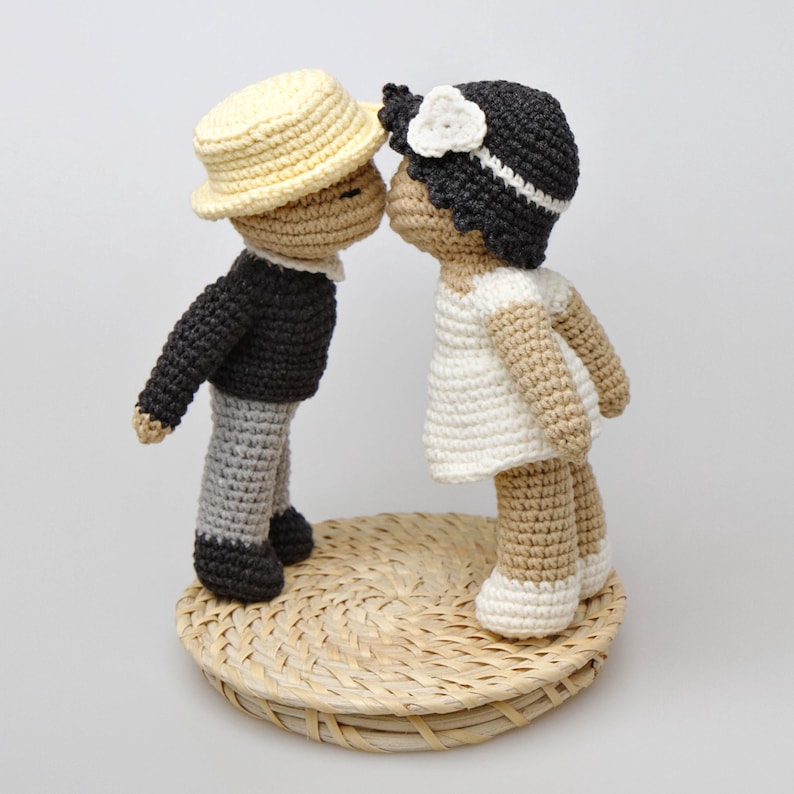 Crochet amigurumi kissing couple wedding topper – handmade bride and groom doll set in wedding attire