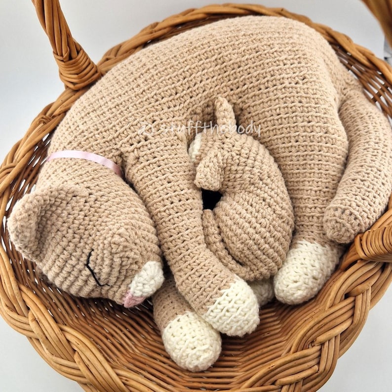 Crochet pattern of a nursing cat mother with kitten curled up together in a wicker basket, handmade amigurumi mother cat and baby toy