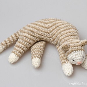 Sleepy Cat haakpatroon, Cat Amigurumi patroon, home decor patroon, gehaakte sculptuur, gehaakte kunst, speelgoedpatroon, kittenpatroon, softie afbeelding 1