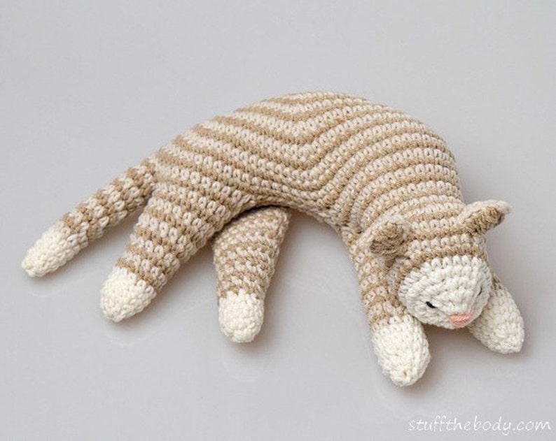 Sleepy Cat haakpatroon, Cat Amigurumi patroon, home decor patroon, gehaakte sculptuur, gehaakte kunst, speelgoedpatroon, kittenpatroon, softie afbeelding 1