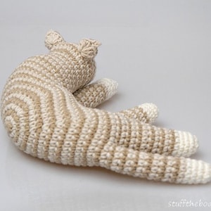 Sleepy Cat haakpatroon, Cat Amigurumi patroon, home decor patroon, gehaakte sculptuur, gehaakte kunst, speelgoedpatroon, kittenpatroon, softie afbeelding 2