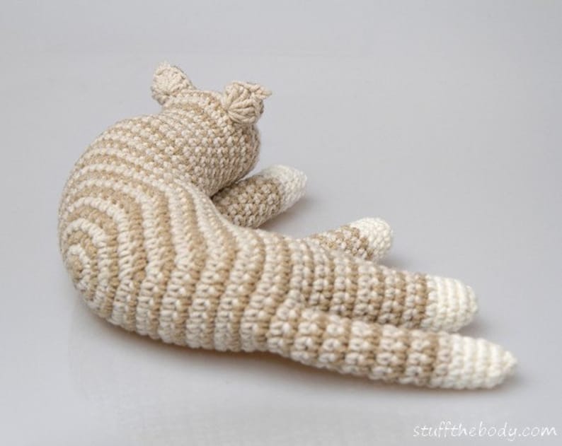 Sleepy Cat haakpatroon, Cat Amigurumi patroon, home decor patroon, gehaakte sculptuur, gehaakte kunst, speelgoedpatroon, kittenpatroon, softie afbeelding 2