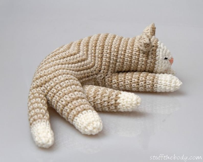Sleepy Cat haakpatroon, Cat Amigurumi patroon, home decor patroon, gehaakte sculptuur, gehaakte kunst, speelgoedpatroon, kittenpatroon, softie afbeelding 3