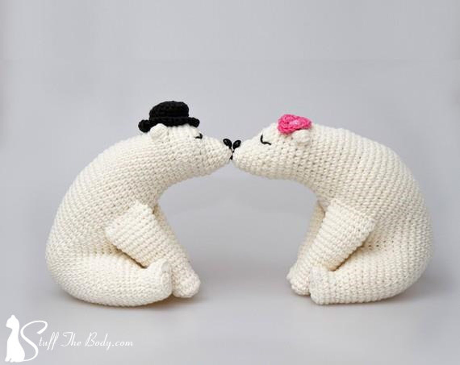 Вязаный подарок на свадьбу. Амигуруми подарок на свадьбу. Вязаный подарок на свадьбу. Вязаный мишка с сердечком. Влюбленная парочка вязаная крючком.