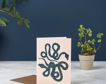 Carte des deux serpents. Carte de serpents. Carte de voeux serpents tropicaux par Quantum