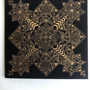 Carte de mandala flocon de neige. Flocon de neige doré. Carte de mandala doré. Par Quantum