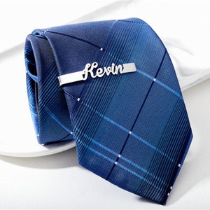 Clip de corbata de nombre personalizado, alfiler de corbata de acero inoxidable, nombre personalizado/letras, Clip de corbata, regalos de padrino de boda a la moda imagen 3