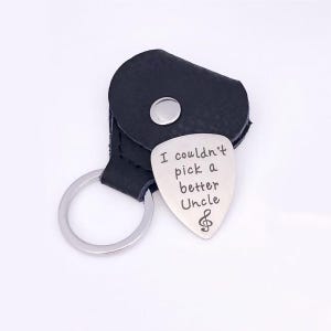 Personalisierter Gitarren-Plektrum-Plektrum Schlüsselanhänger Benutzerdefinierte Wörter Plektrum für Musikliebhaber für Herrengeschenk mit Ledertasche und 5-teiligem ABS-Plektrum