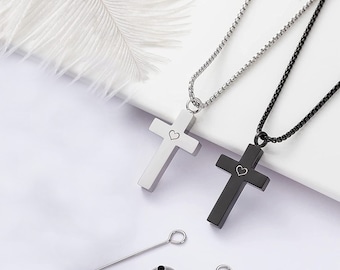 Puede incluir: Dos collares con cruces, uno plateado y otro negro, con un pequeño corazón grabado en cada cruz. Los collares vienen con un pequeño embudo y una herramienta para insertar cenizas en la cruz.