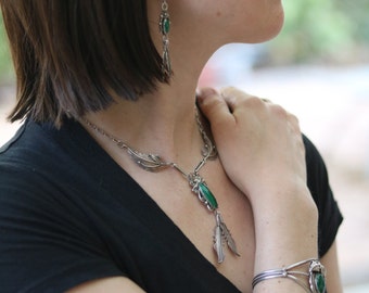 Native American jewelry set, Vintage Native American feathers jewelry set in silver & green malachite, Cuff necklace and earrings