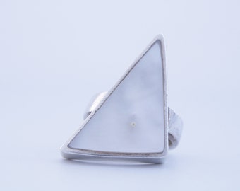 Triangle Mother of Pearl Ring, Vintage Retro Modernist Geometric Triangular Mother of Pearl Shell Ring in Sterling Silver, Silver and Shell