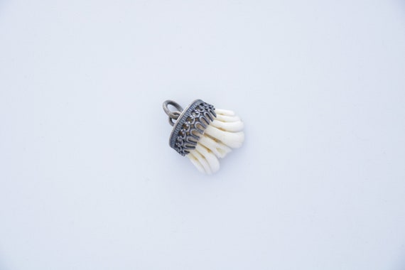 Bavarian Tooth charivari, Antique silver front tee