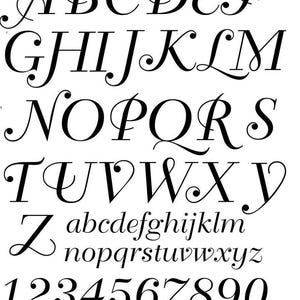 Peut inclure: Police de caractères noire et élégante avec des lettres majuscules et minuscules, ainsi que des chiffres de 0 à 9. Les lettres ont un style classique et cursif avec des volutes décoratives. Le fond est blanc.