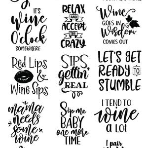 Peut inclure: Plusieurs motifs de texte en noir et blanc avec des phrases sur le thème du vin, comme "Wine O'Clock", "Sip Me Baby" et "Let's Get Ready to Stumble". L'image présente diverses polices et styles, pour les amateurs de vin.