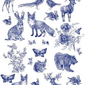 Peut inclure: Une collection d'illustrations bleues et blanches d'animaux de la forêt et d'éléments floraux. L'image comprend un cerf, un renard, un lapin, un ours, des oiseaux, des papillons et des fleurs. Le style rappelle une impression botanique classique.
