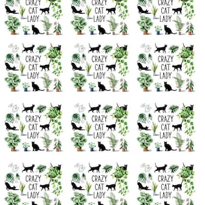 Peut inclure: Planche de stickers pour nail art avec un motif répété de chats noirs, de plantes vertes et de papillons blancs. Le texte "Crazy Cat Lady" est inclus dans le design. Le numéro 33717 est visible en haut à gauche.