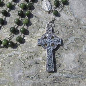 Authentische irische Connemara-Marmor-Rosenkranzperlen mit großem keltischem Kreuz-Kruzifix und wunderbarer Medaille, handgefertigt in Irland