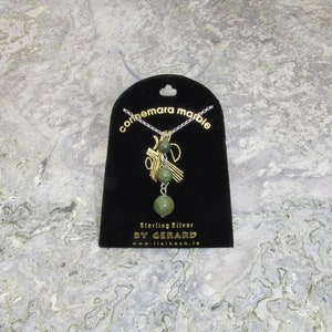 Collar con colgante de cuentas de plata de ley con auténtico mármol irlandés de Connemara, Irlanda.