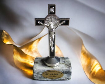 Croix de Saint-Benoît sur une base en marbre authentique du Connemara, 4 pouces, noir