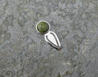 Op de afbeelding: Een zilveren bladwijzer met een groene stenen cabochon. De bladwijzer is traanvormig met een kleine lus aan de bovenkant.