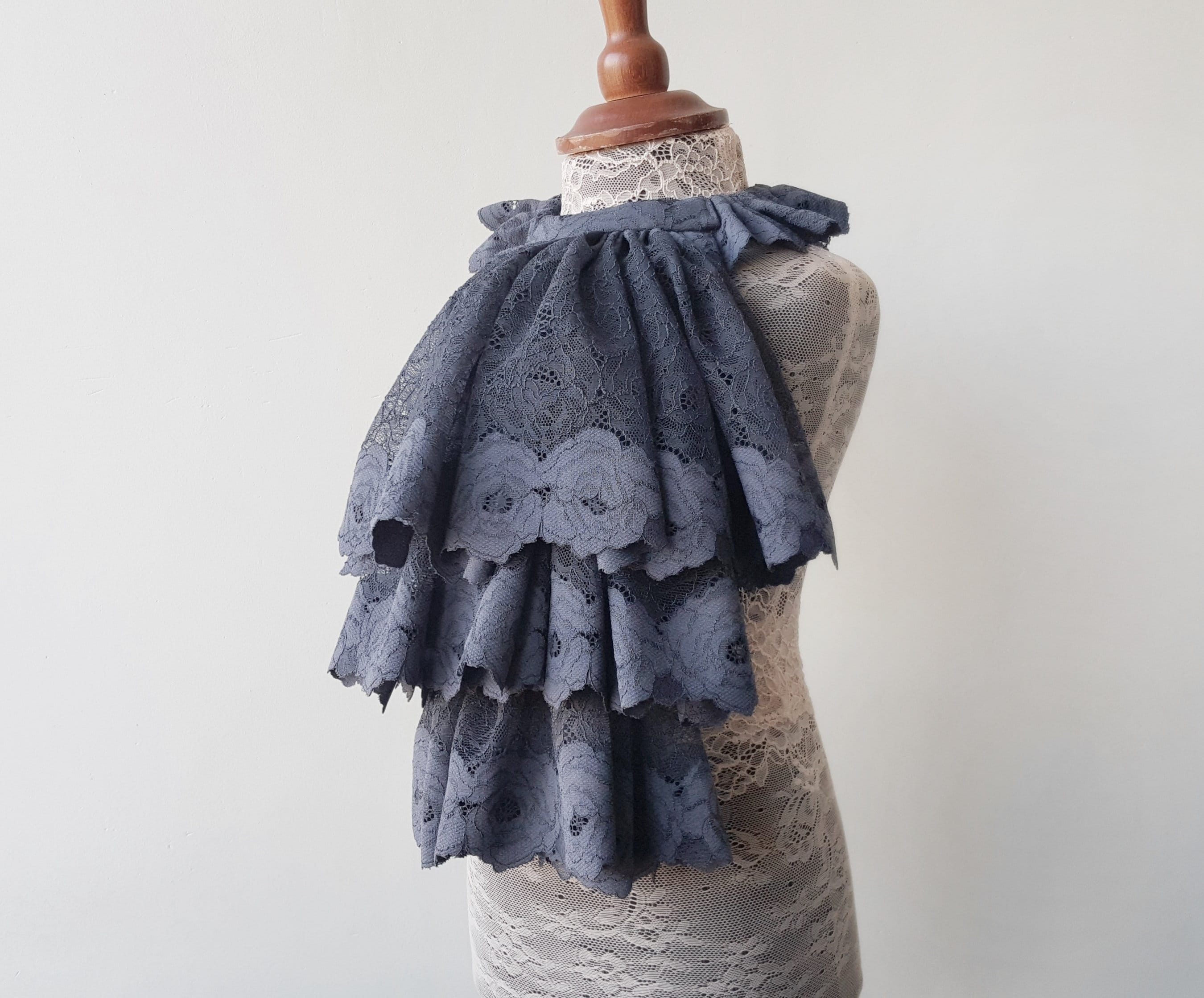 Jabot-Krawatte Mit Spitze Und Rüschen – Schwarz, Lang, Einheitsgröße, Viktorianischer Steampunk-Look Jabot-Krawatte Mit Spitze Und Rüschen – Schwarz, Lang, Einheitsgröße, Viktorianischer Steampunk-Look