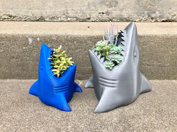 Simpatico vaso da fiori in ceramica a forma di squalo, alto 9 cm, per piante grasse, cactus, matite e portapenne (blu