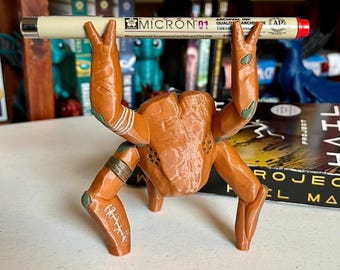 Filmen Accurate Rocky the Alien Pennhållare Bokhylledekor - Söt Rocky-baserad livsformsfigur - 3D-utskriven dekor