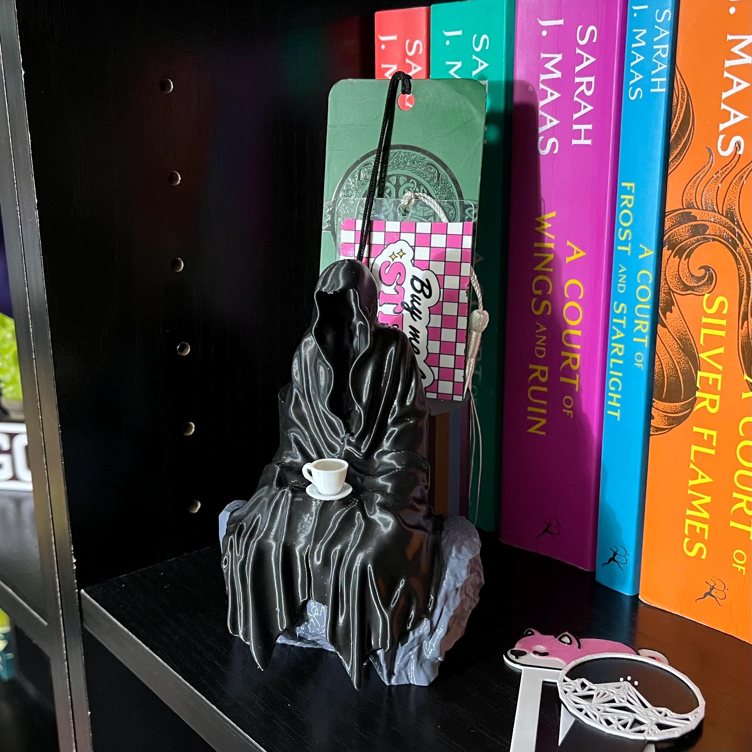 Verschütten Sie den Tee Lesezeichen Halter Bücherregal Dekor - Sitzende Kapuzengeist Figur und Teetasse - Suriel | ACOTAR inspiriert 3D gedruckt Bücherdekor